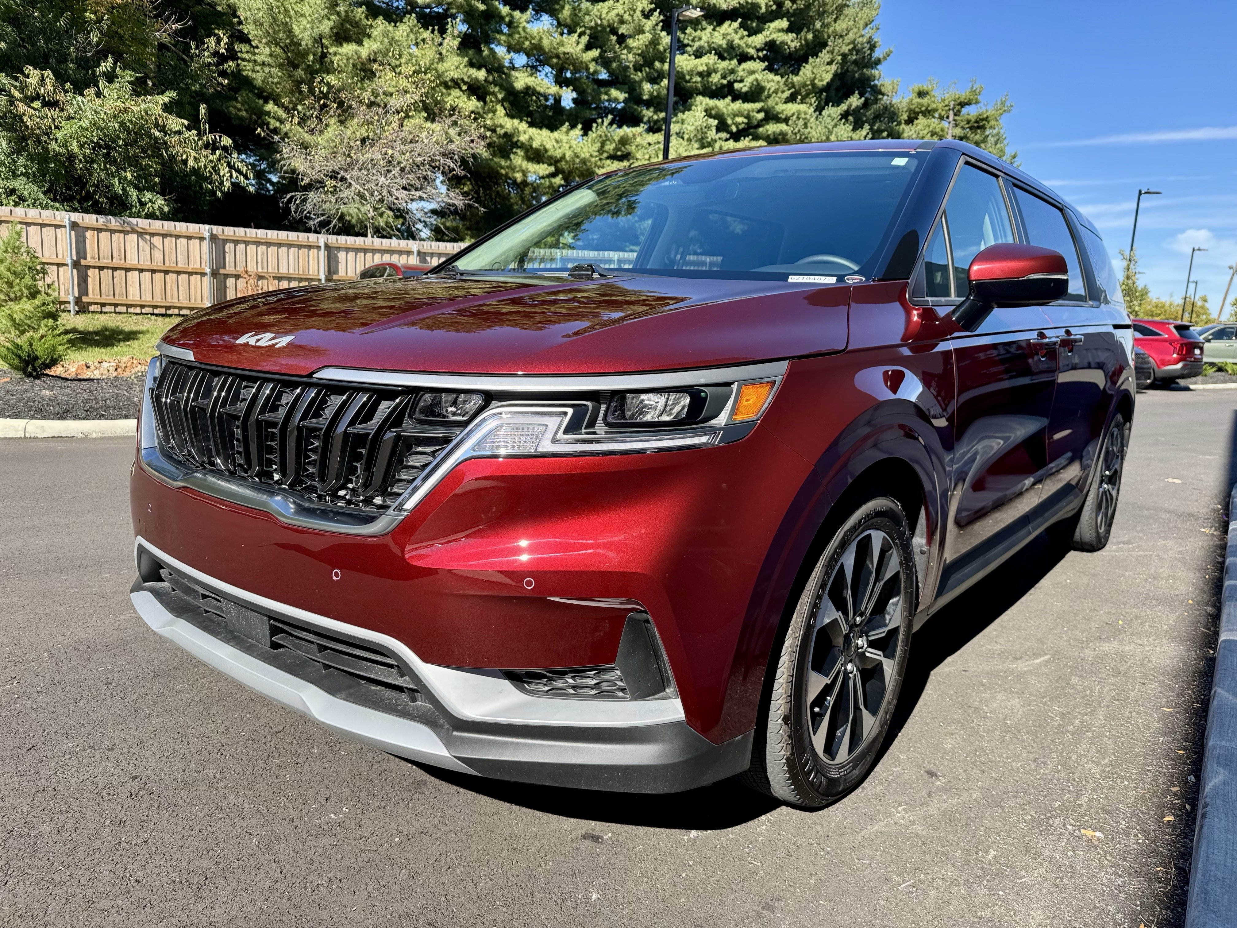 Used 2024 Kia Carnival EX image 30