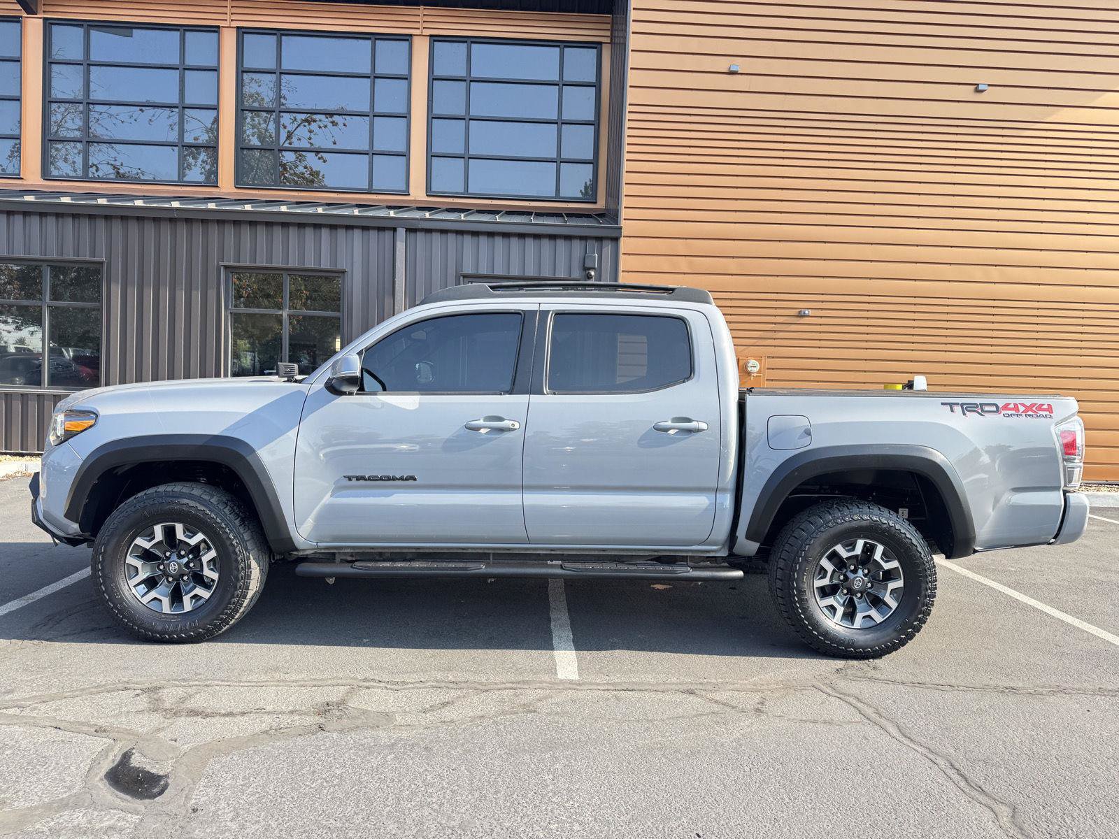 Used 2020 Toyota Tacoma TRD Off-Road w/ Technology Package AWD/4WD image 2