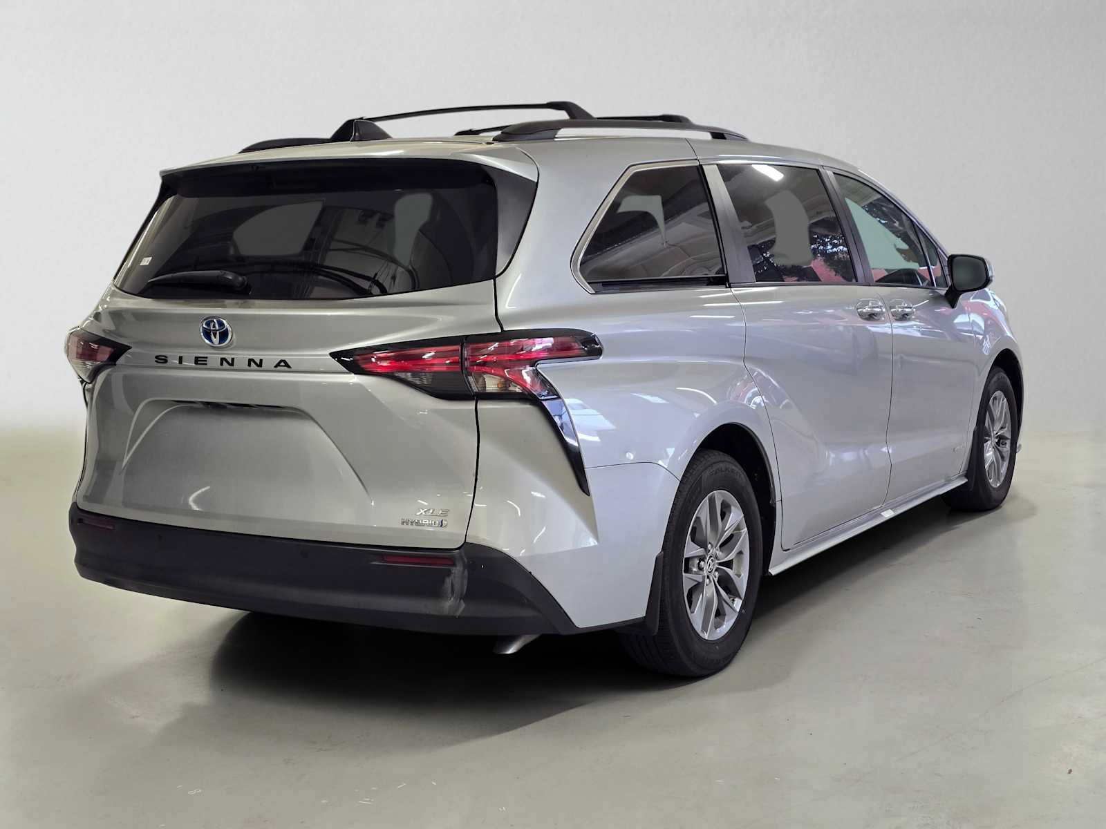 Used 2021 Toyota Sienna XLE w/ XLE Plus Package FWD image 6