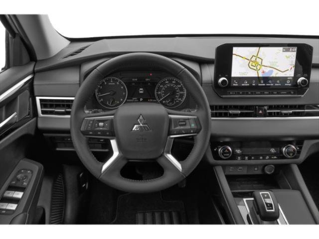 Used 2023 Mitsubishi Outlander SE AWD/4WD image 2