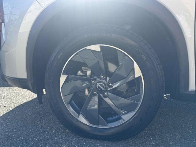 Used 2024 Nissan Rogue SV AWD/4WD image 8