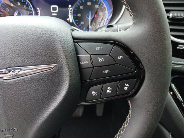 Used 2025 Chrysler Pacifica Limited FWD image 17