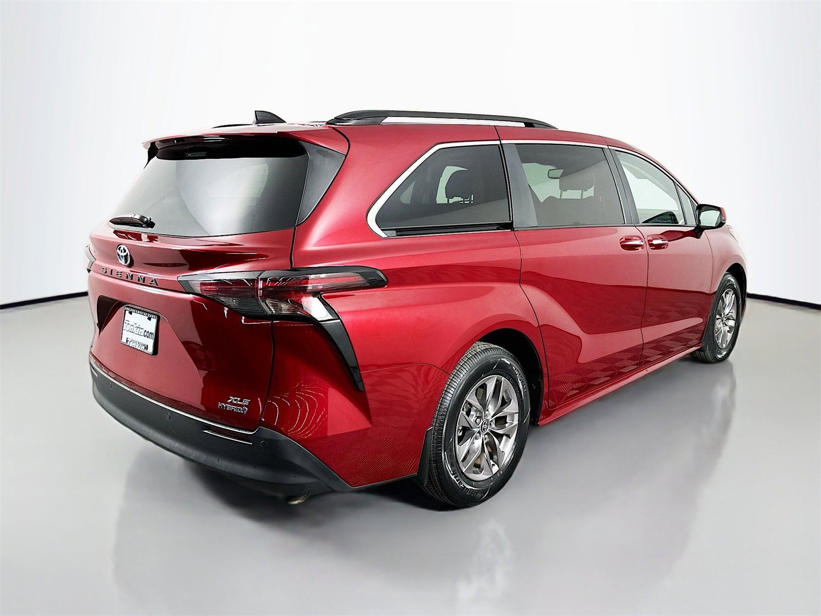 Certified 2023 Toyota Sienna XLE image 7