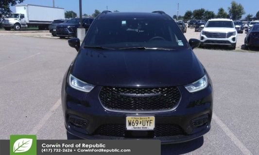 Used 2025 Chrysler Pacifica Limited FWD image 2