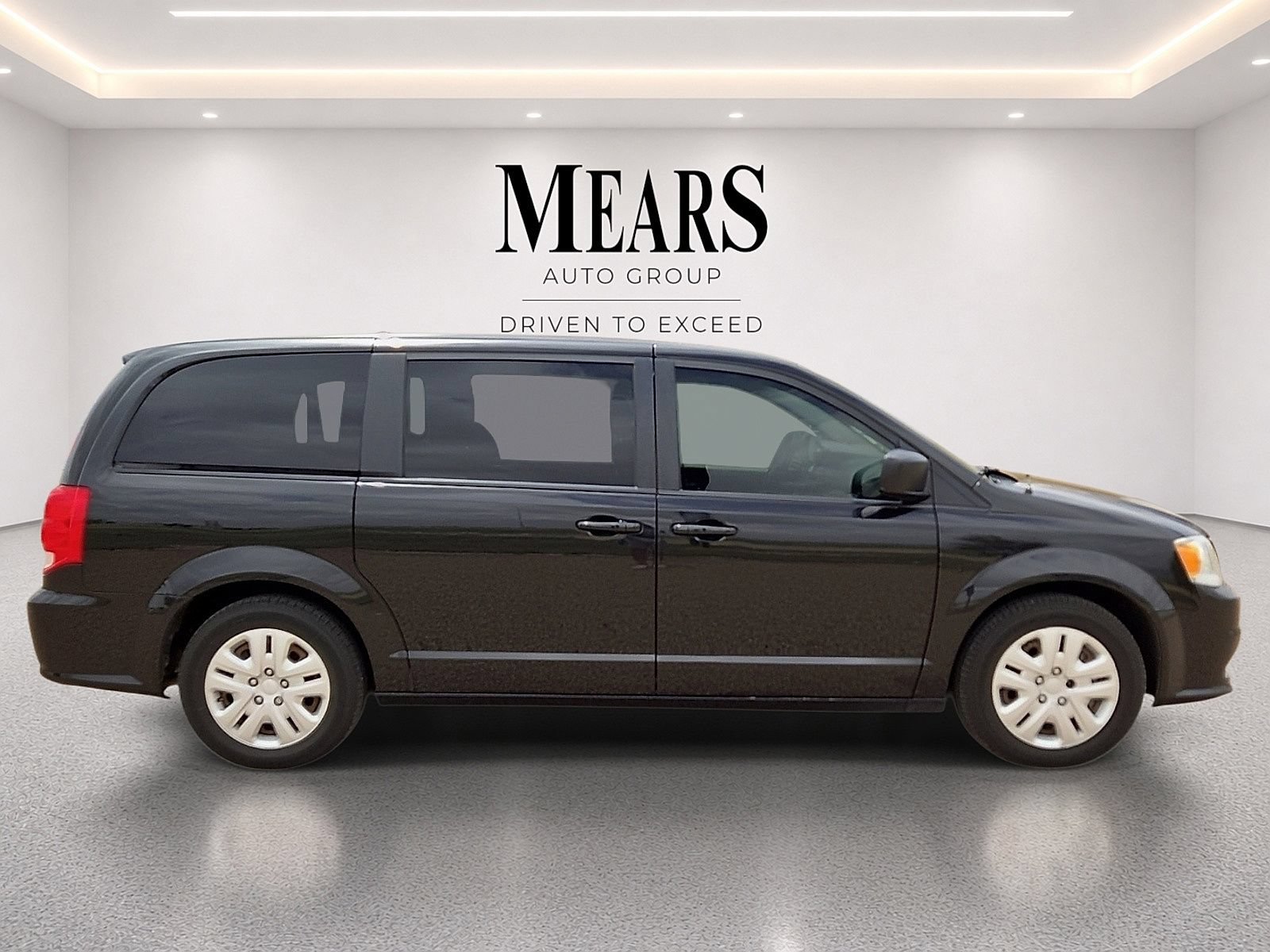 Used 2018 Dodge Grand Caravan SE w/ UConnect Hands-Free Group FWD image 3