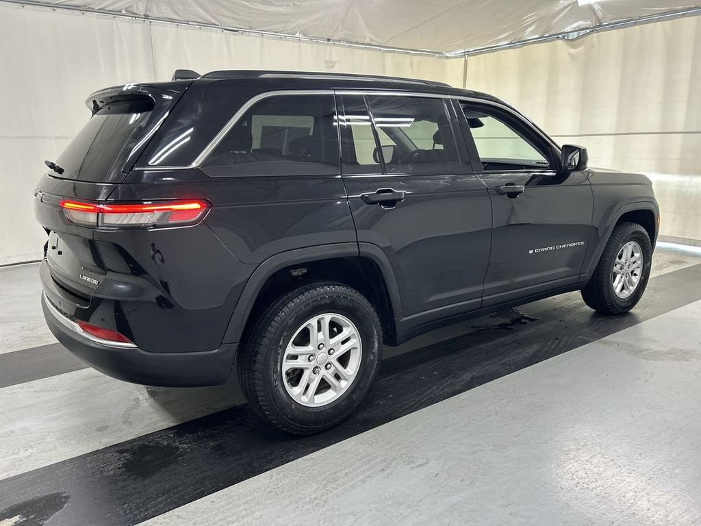 Used 2023 Jeep Grand Cherokee Laredo AWD/4WD image 2
