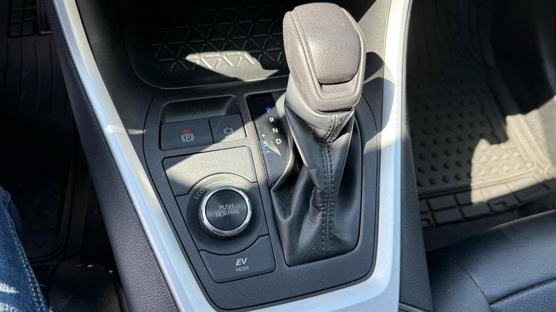 Used 2021 Toyota RAV4 XLE AWD/4WD image 22