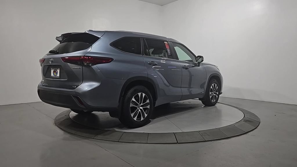 Used 2023 Toyota Highlander XLE AWD/4WD image 5