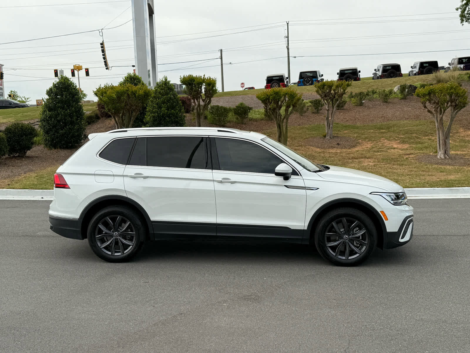 Used 2023 Volkswagen Tiguan SE image 6