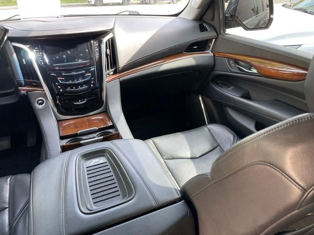 Used 2019 Cadillac Escalade Luxury AWD/4WD image 9