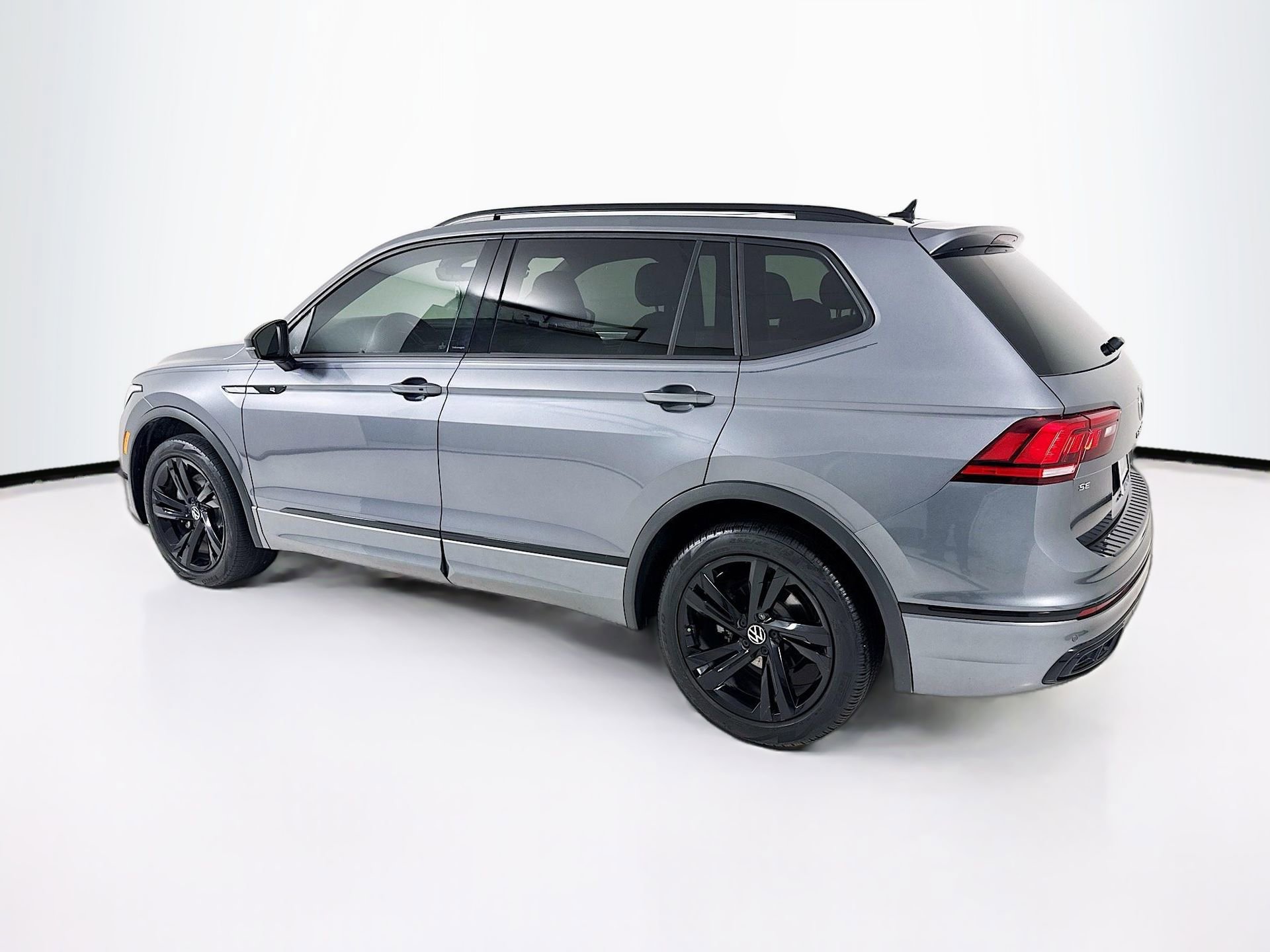 Used 2024 Volkswagen Tiguan SE R-Line w/ MDO Package, Three-Row FWD image 6