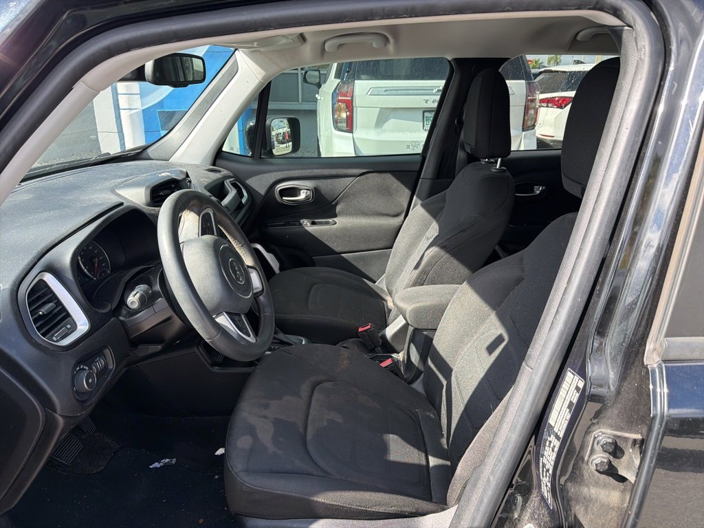 Used 2018 Jeep Renegade Latitude w/ Popular Equipment Group image 9