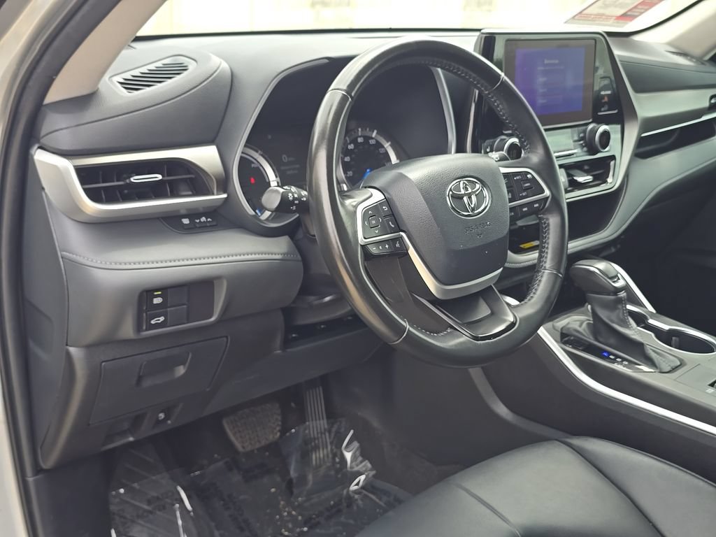 Used 2024 Toyota Highlander XLE AWD/4WD image 22
