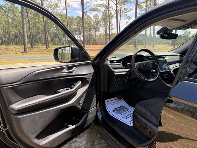 Used 2023 Jeep Grand Cherokee L Laredo image 13