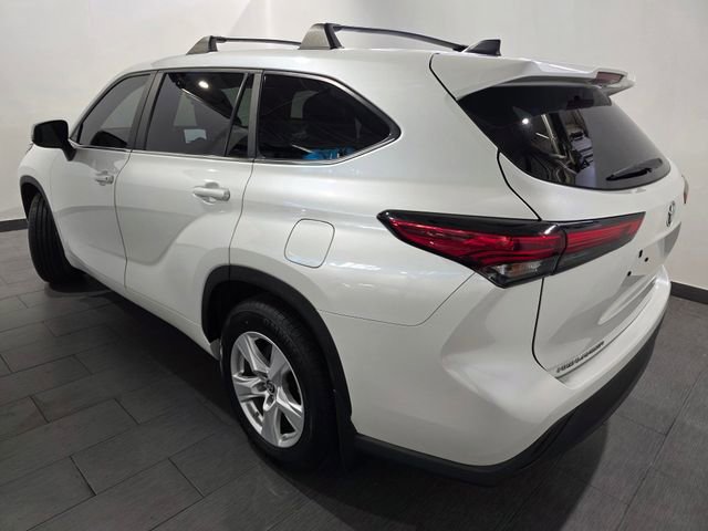 Used 2023 Toyota Highlander L FWD image 3