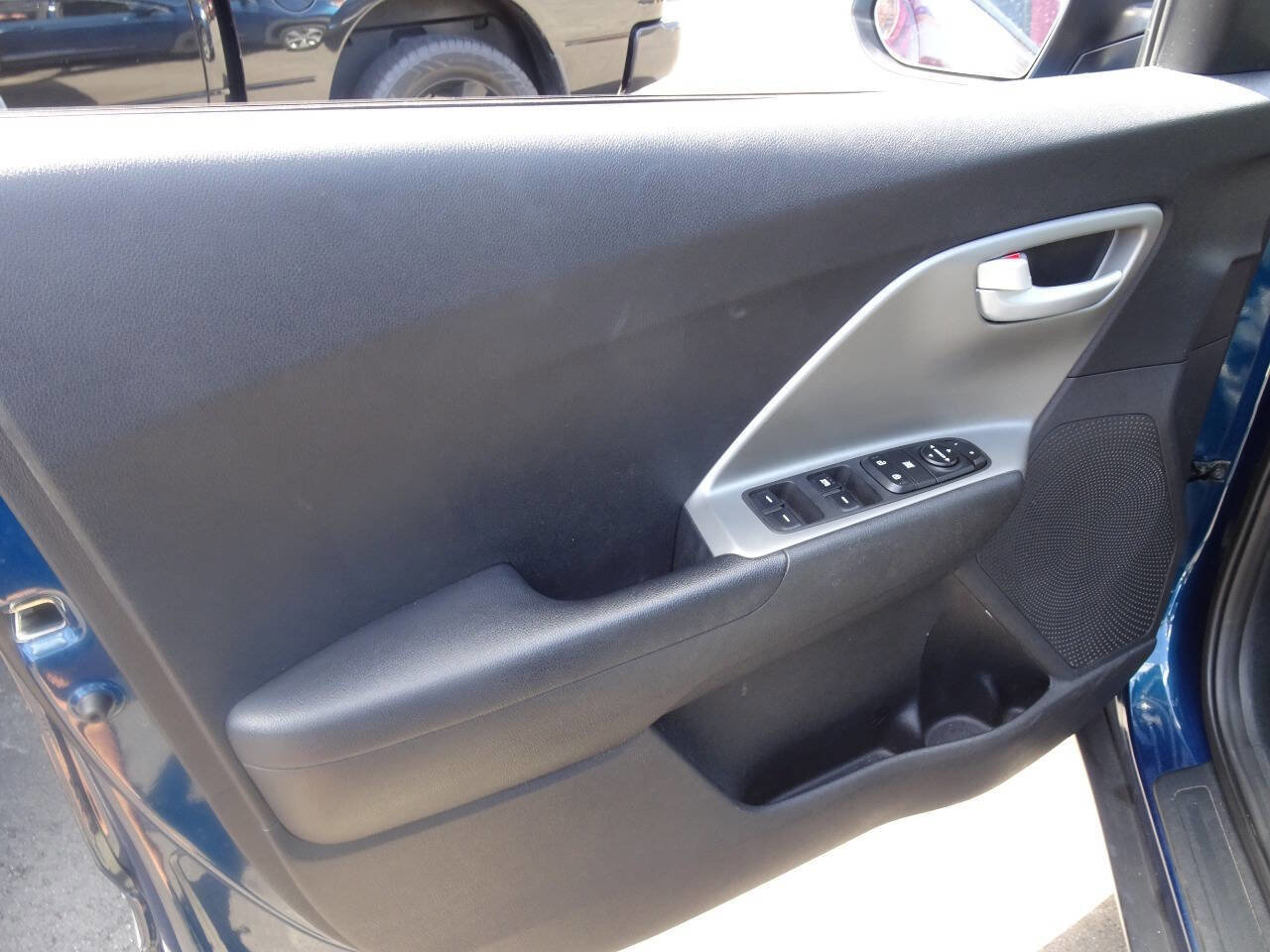 Used 2017 Kia Niro LX image 21