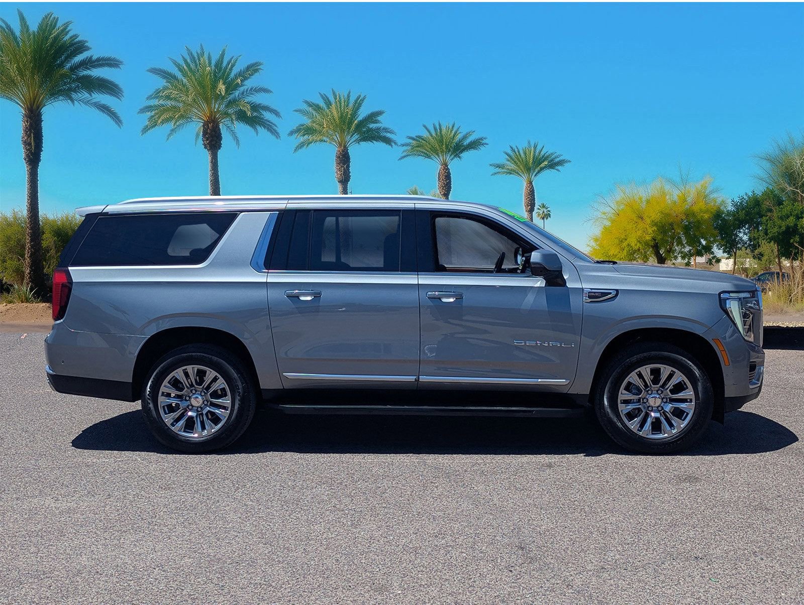 Used 2025 GMC Yukon XL Denali AWD/4WD image 6