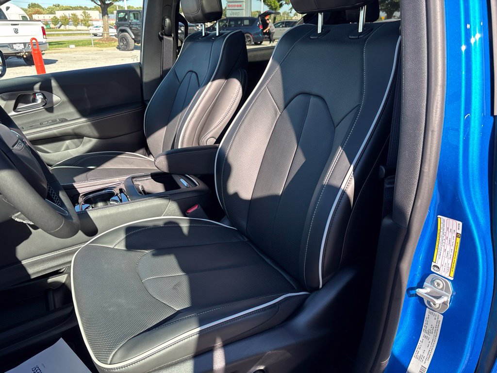 New 2027 Chrysler Pacifica Limited FWD image 35