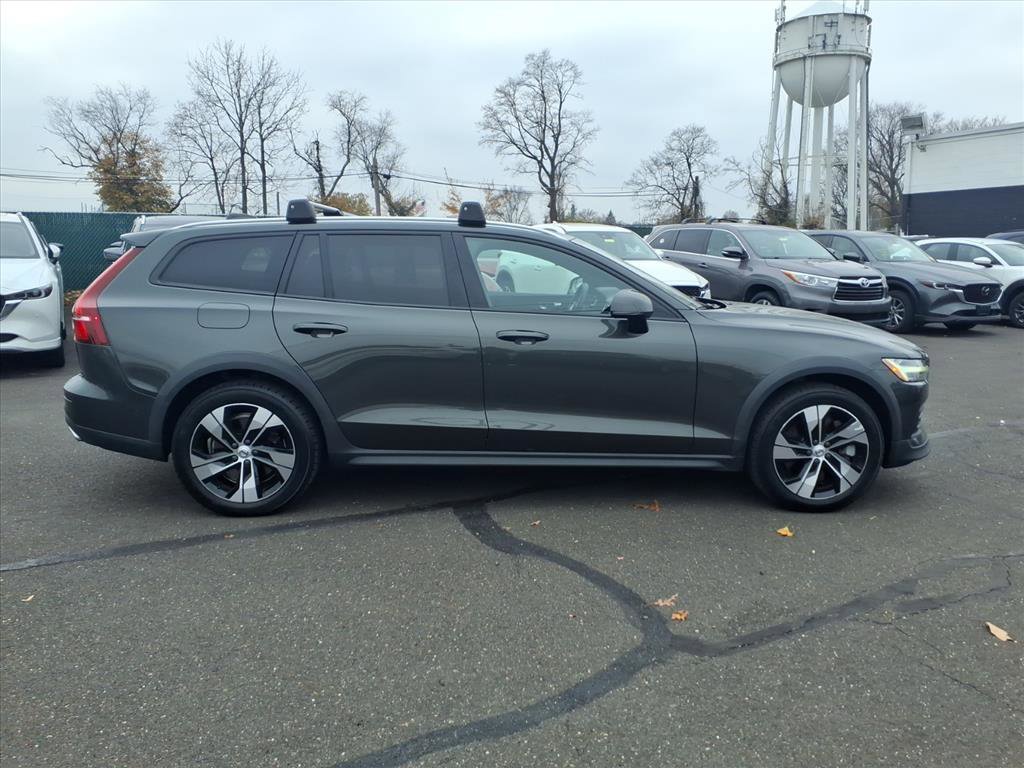 Used 2021 Volvo V60 T5 Cross Country image 2