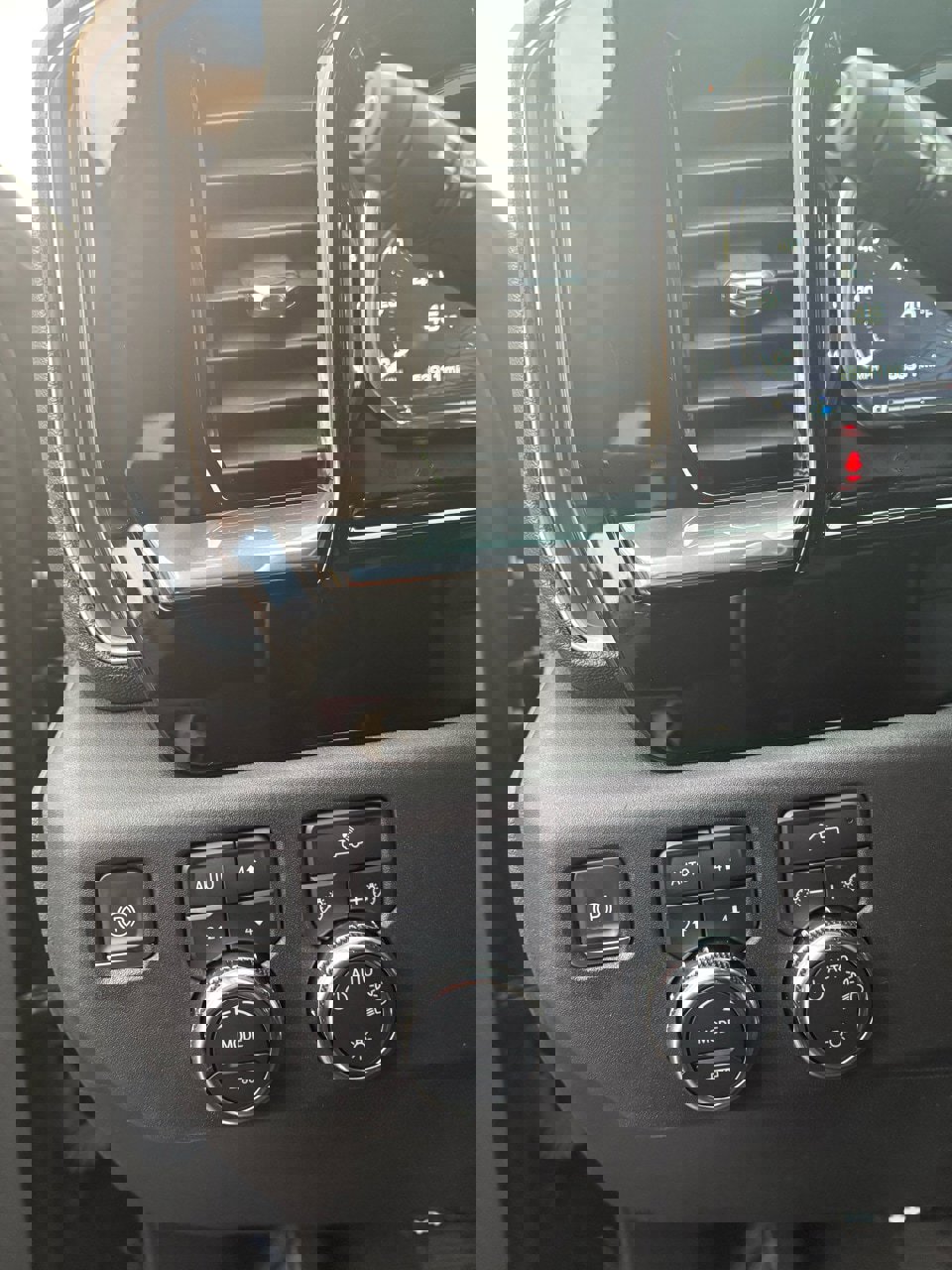 Used 2023 GMC Sierra 1500 SLE w/ Preferred Package image 12