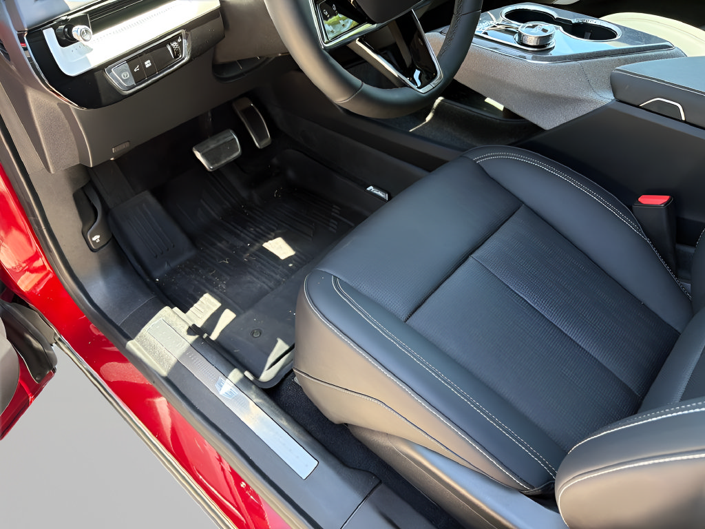 Certified 2025 Cadillac Optiq Sport 2 w/ LPO, Floor Liner Package AWD/4WD image 28