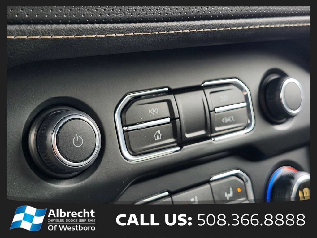 Used 2024 Chevrolet Tahoe Premier AWD/4WD image 28