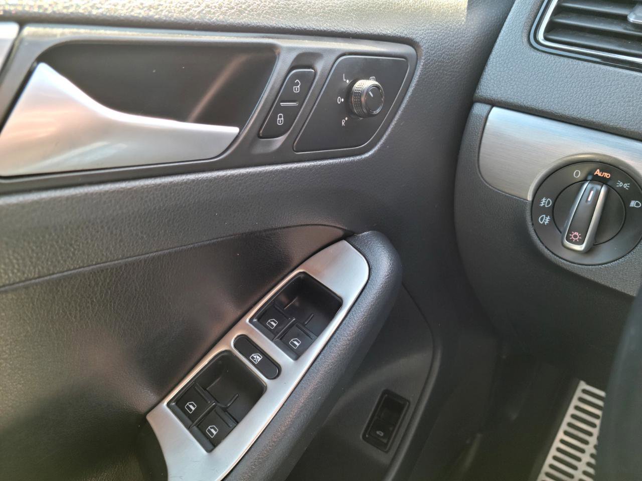 Used 2016 Volkswagen Jetta Sport image 12