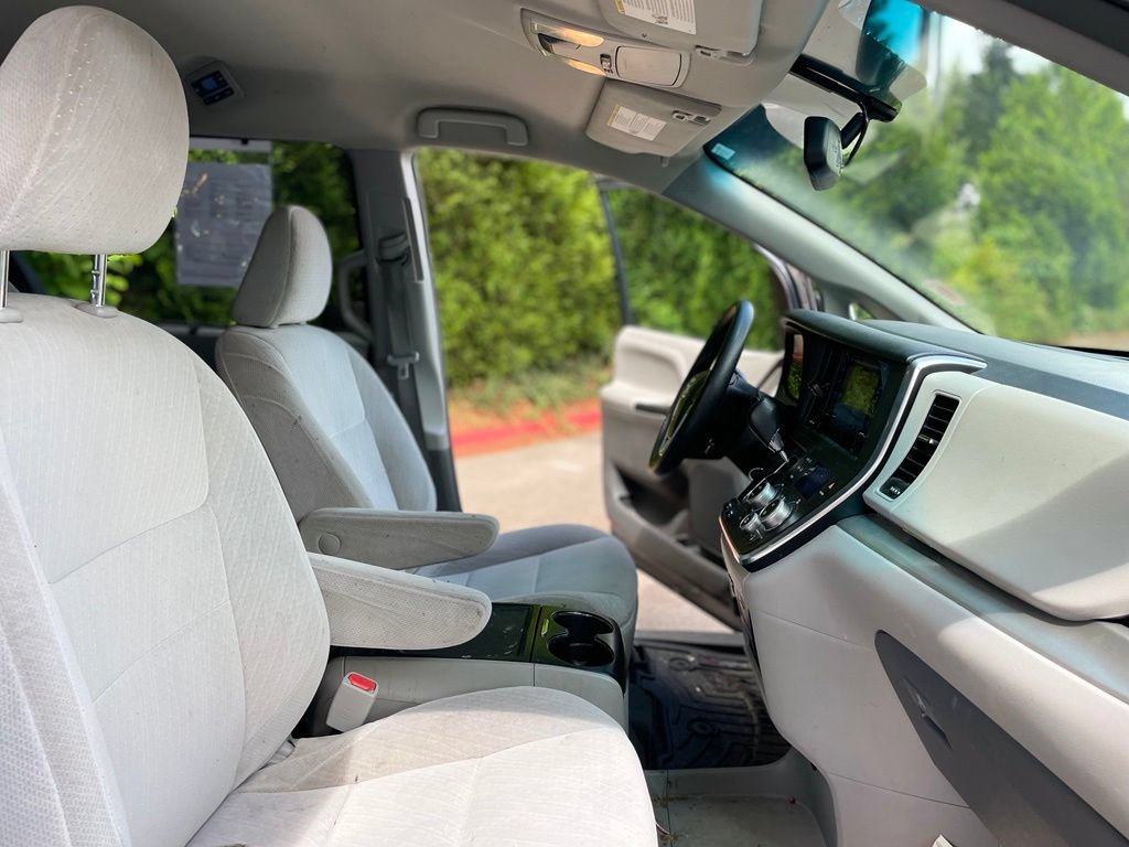 Used 2015 Toyota Sienna LE AWD/4WD image 22