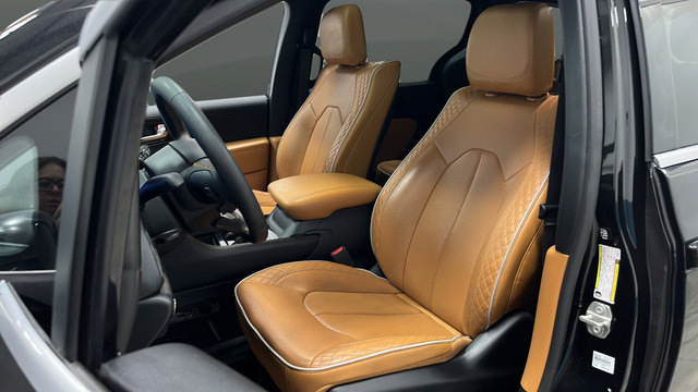 Used 2023 Chrysler Pacifica Pinnacle FWD image 10