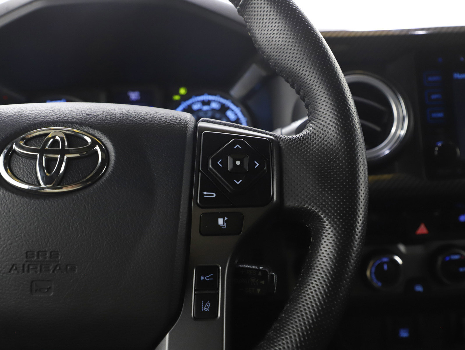 Used 2018 Toyota Tacoma TRD Sport AWD/4WD image 26