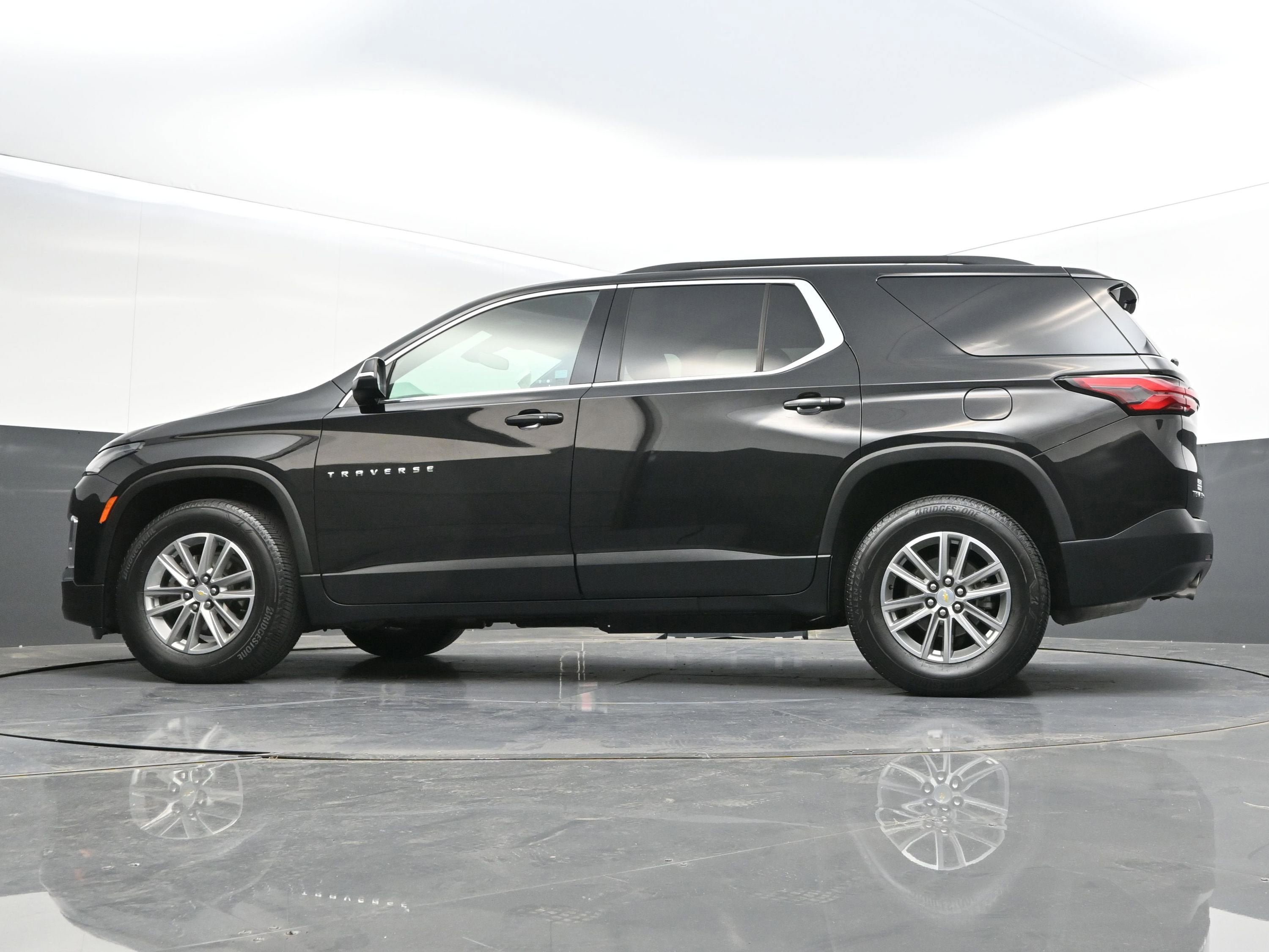 Used 2023 Chevrolet Traverse LT AWD/4WD image 45