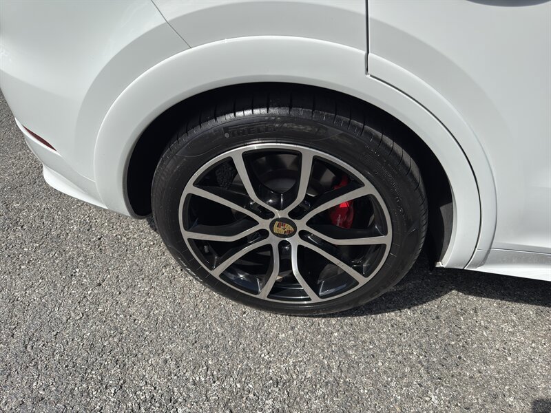 Used 2022 Porsche Cayenne GTS AWD/4WD image 10