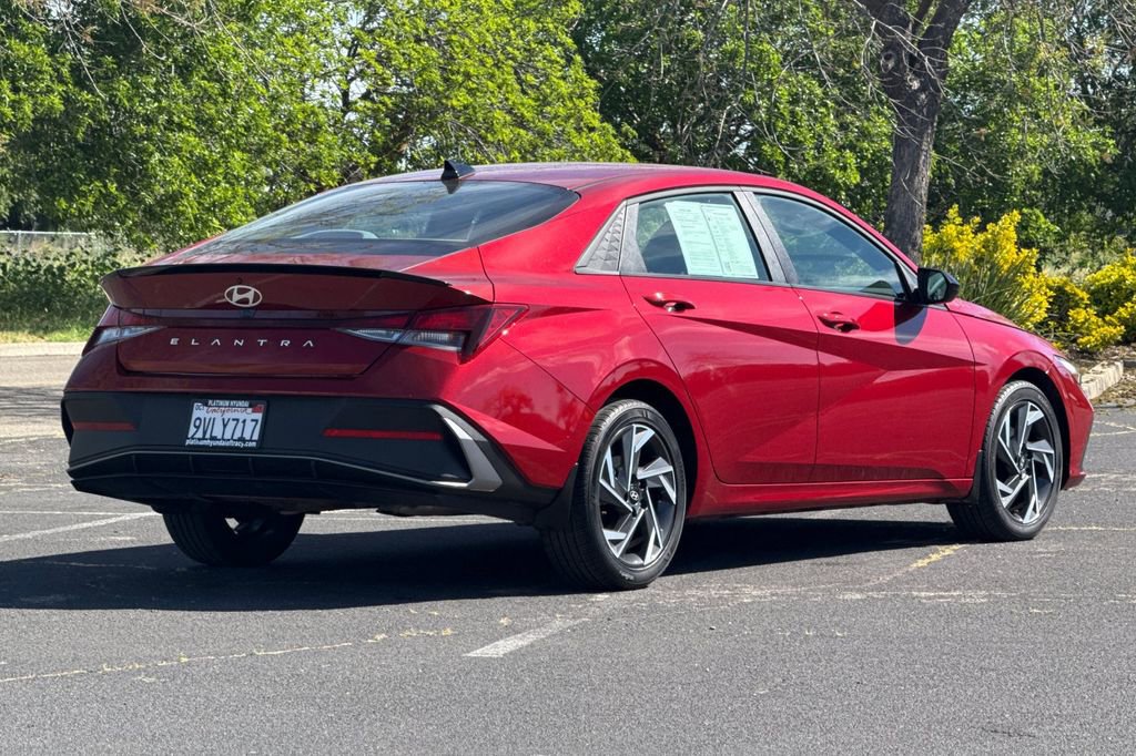 Used 2025 Hyundai Elantra Sport image 4