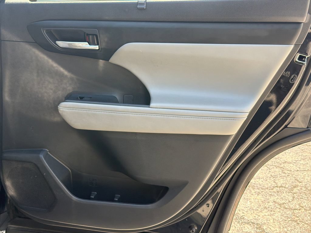 Used 2023 Toyota Highlander XLE FWD image 16