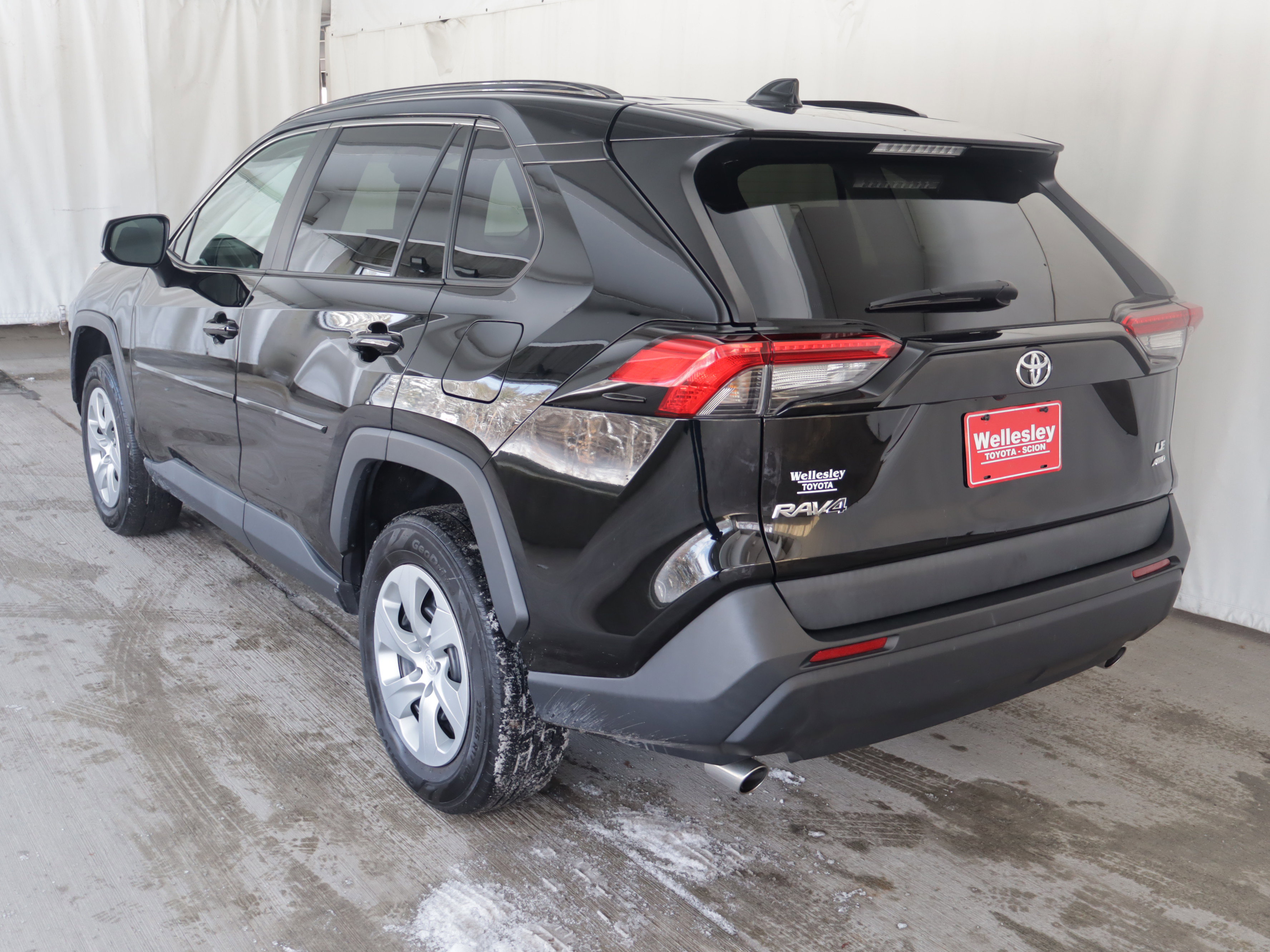 Used 2021 Toyota RAV4 LE image 23