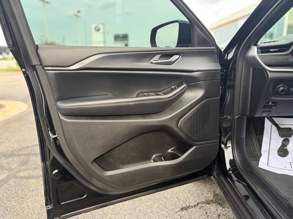 Used 2023 Jeep Grand Cherokee Altitude AWD/4WD image 19