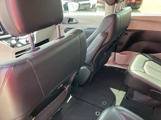 Used 2024 Chrysler Pacifica Touring-L FWD image 24