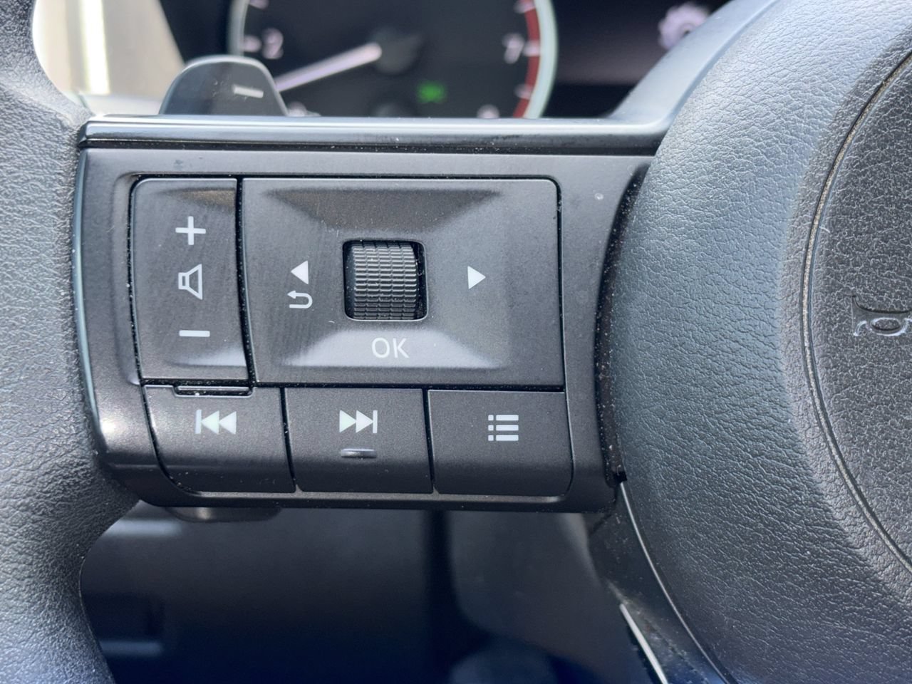 Used 2023 Nissan Rogue S AWD/4WD image 18