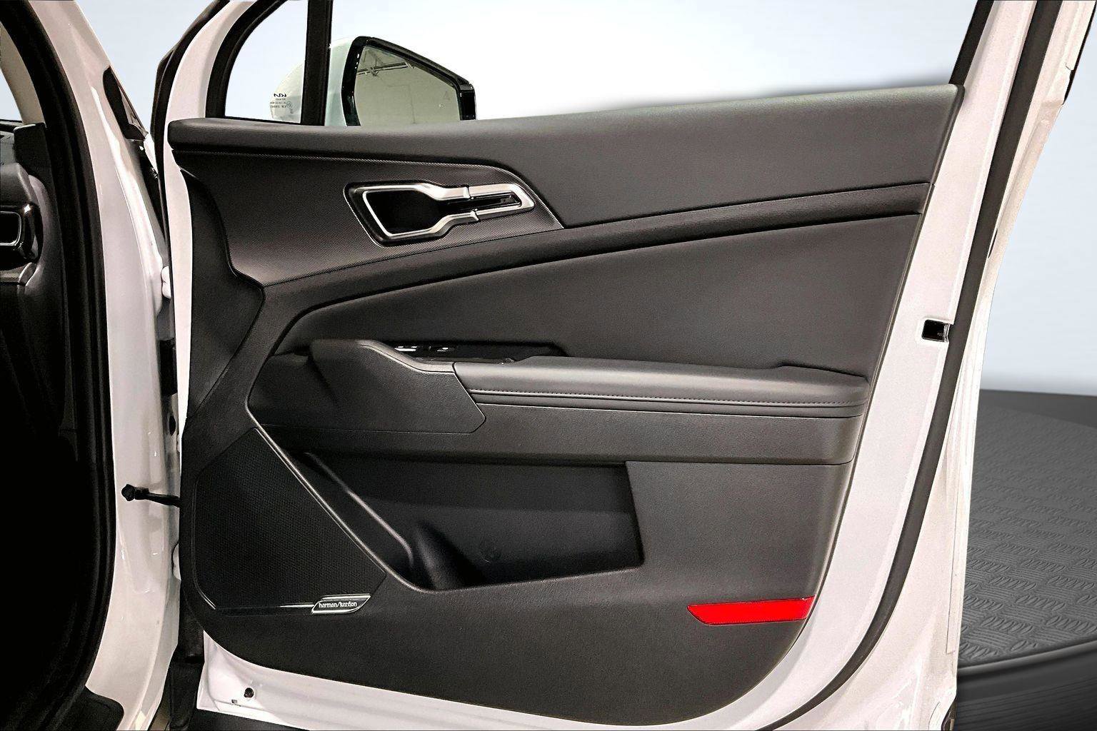 Used 2025 Kia Sportage SX AWD/4WD image 25