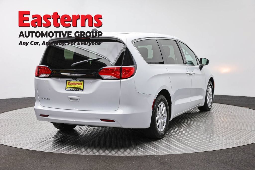 Used 2022 Chrysler Voyager LX FWD image 5