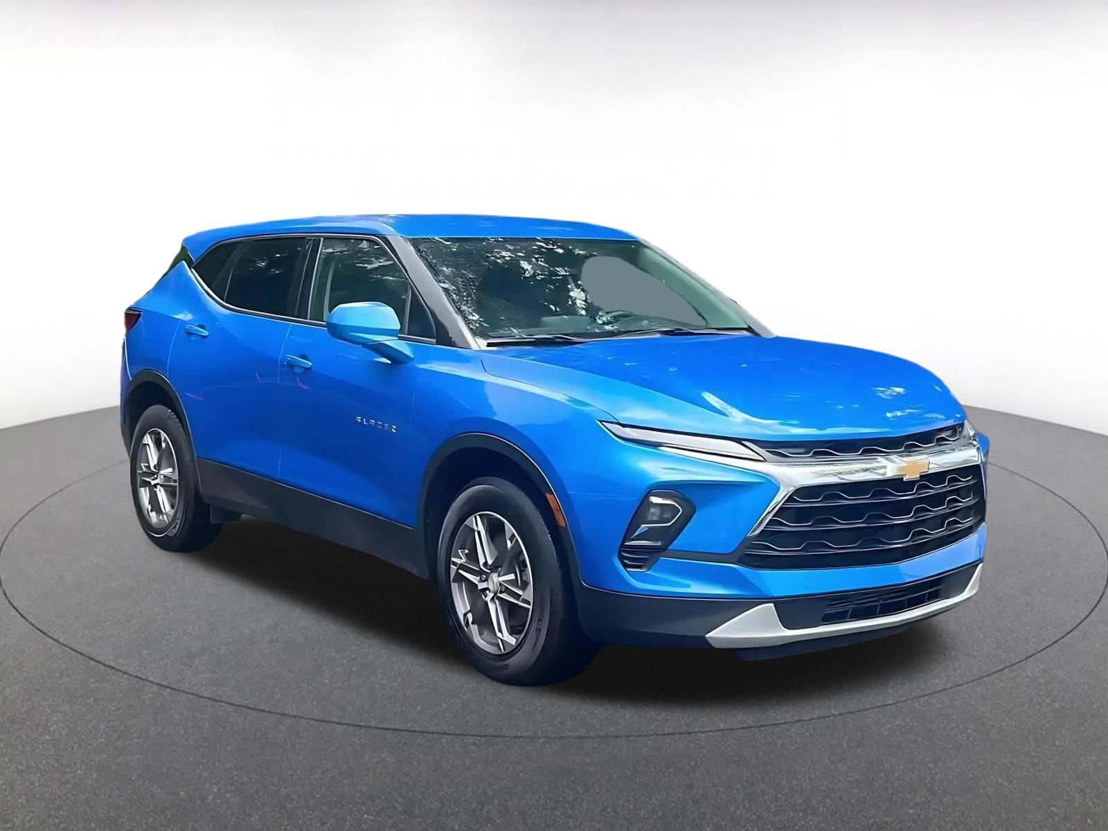 Used 2025 Chevrolet Blazer LT FWD image 3