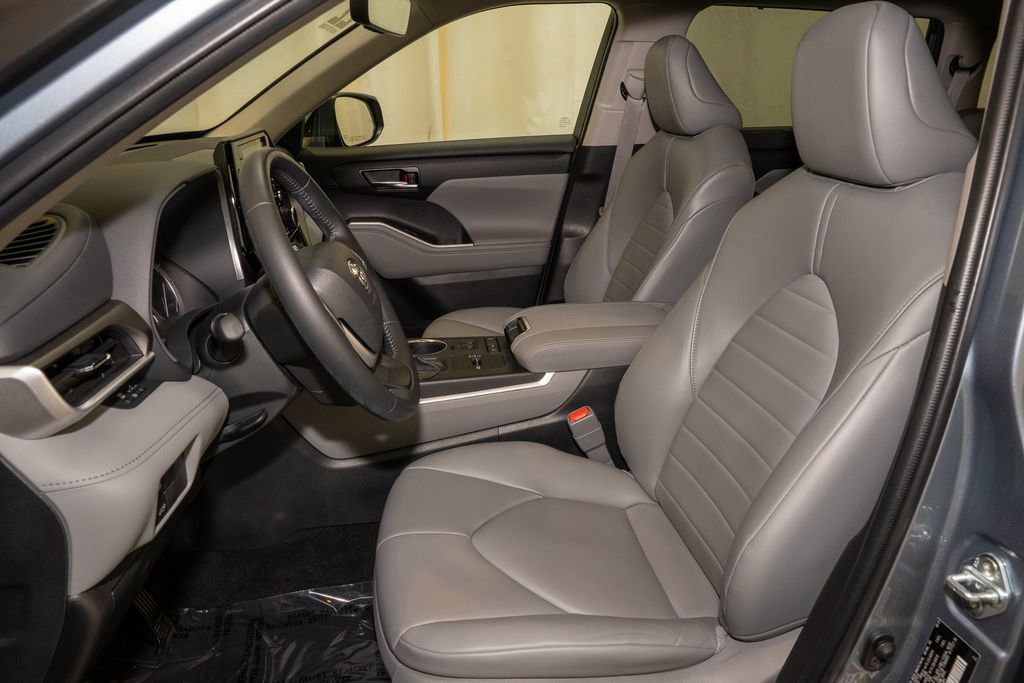 Used 2022 Toyota Highlander XLE image 14