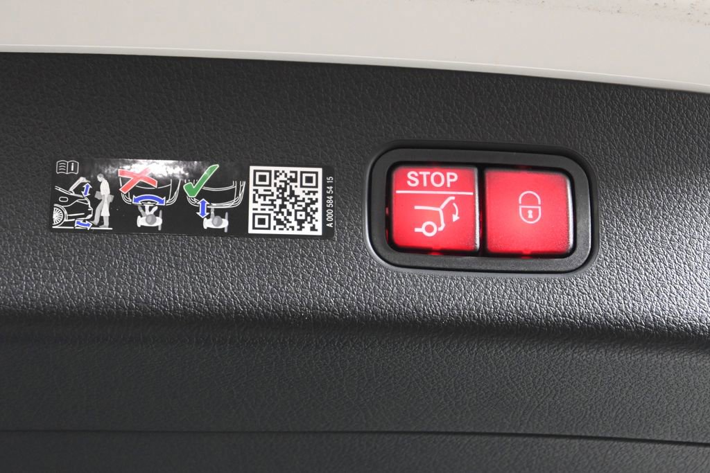 Certified 2025 Mercedes-Benz GLC 300 4MATIC image 33