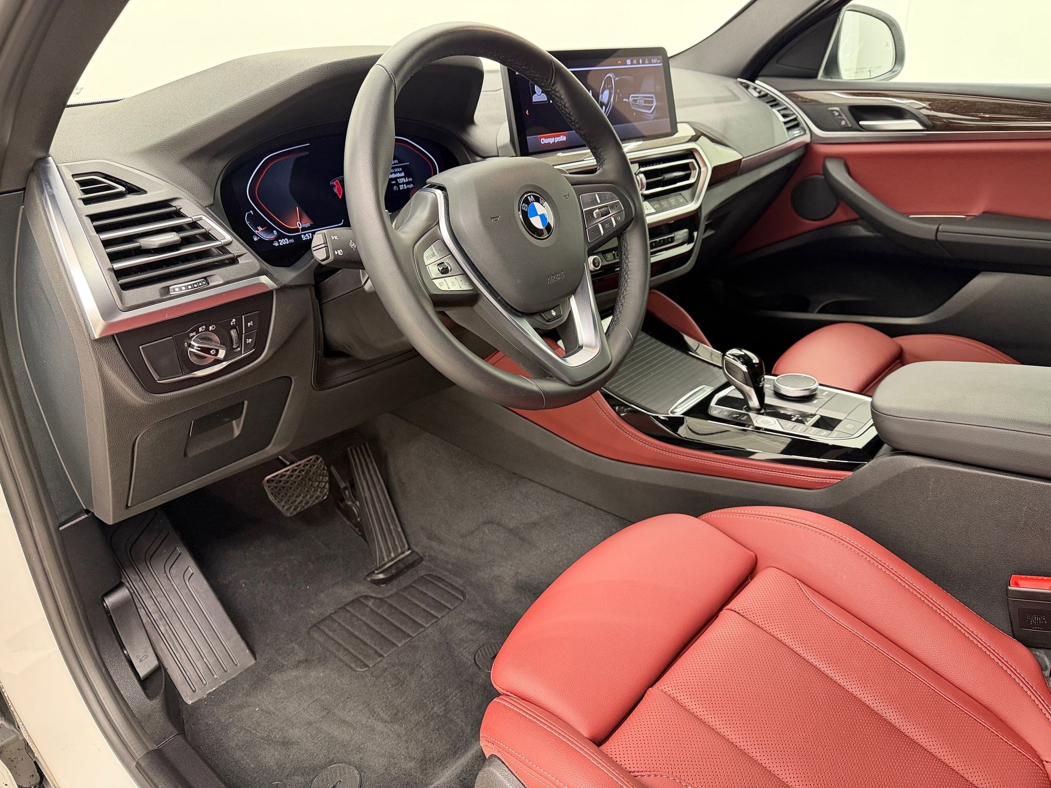 Certified 2025 BMW X4 xDrive30i w/ Premium Package image 4