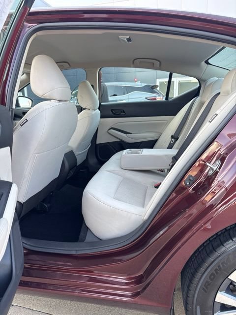 Used 2025 Nissan Altima 2.5 SV FWD image 6
