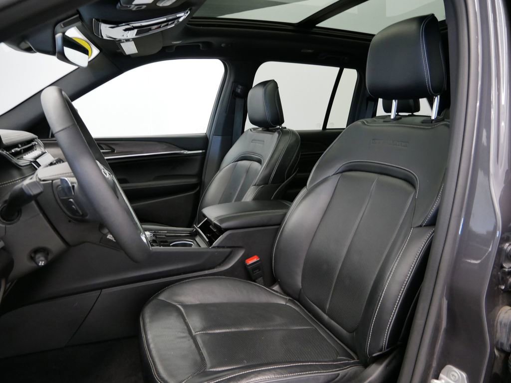 Used 2022 Jeep Grand Cherokee Overland image 3