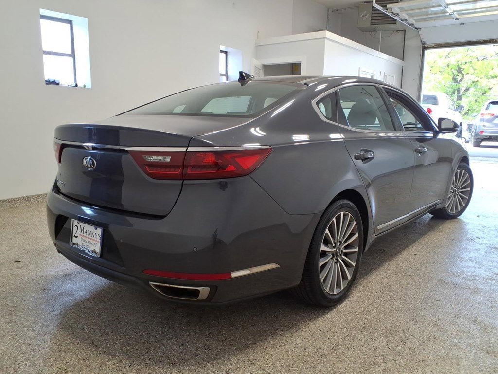 Used 2017 Kia Cadenza Technology FWD image 4