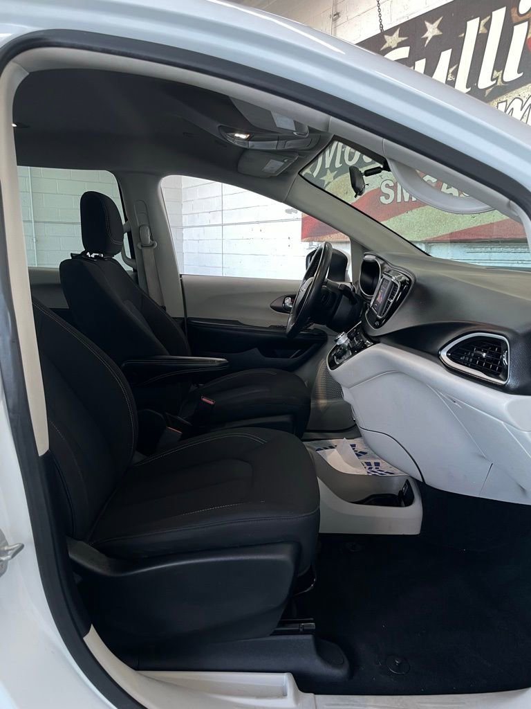 Used 2022 Chrysler Voyager LX image 13