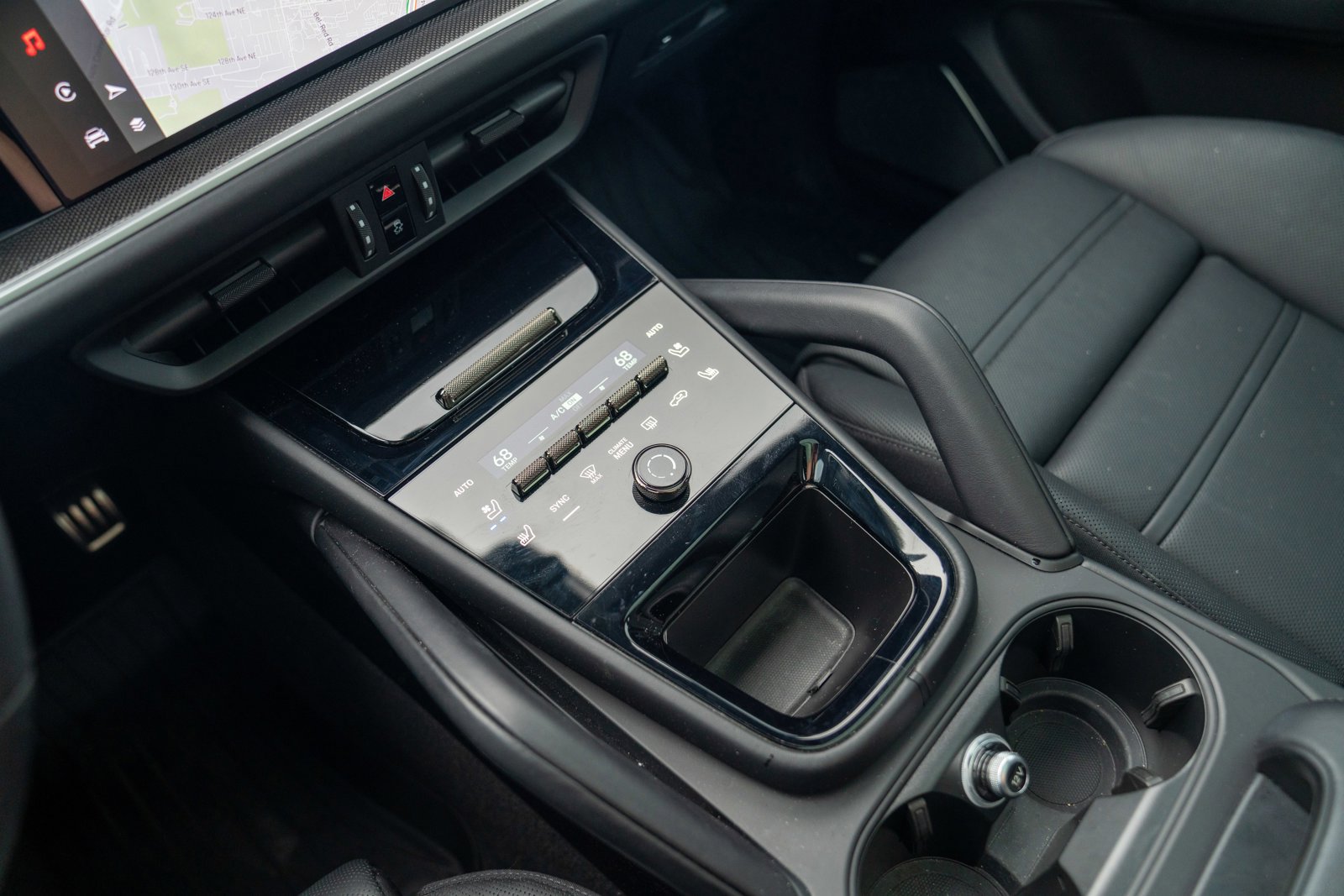 Certified 2025 Porsche Cayenne Turbo AWD/4WD image 21