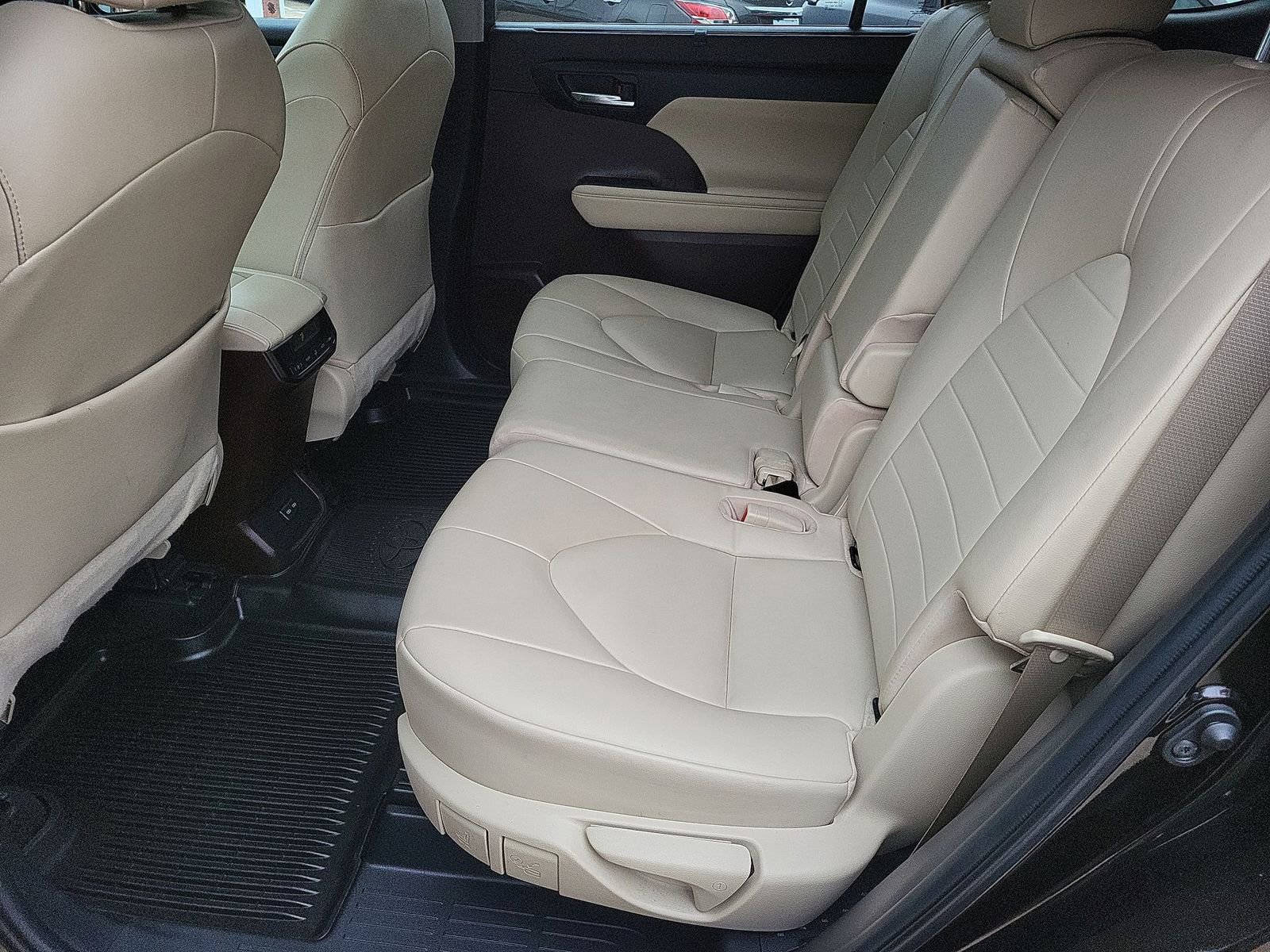 Used 2022 Toyota Highlander XLE FWD image 25